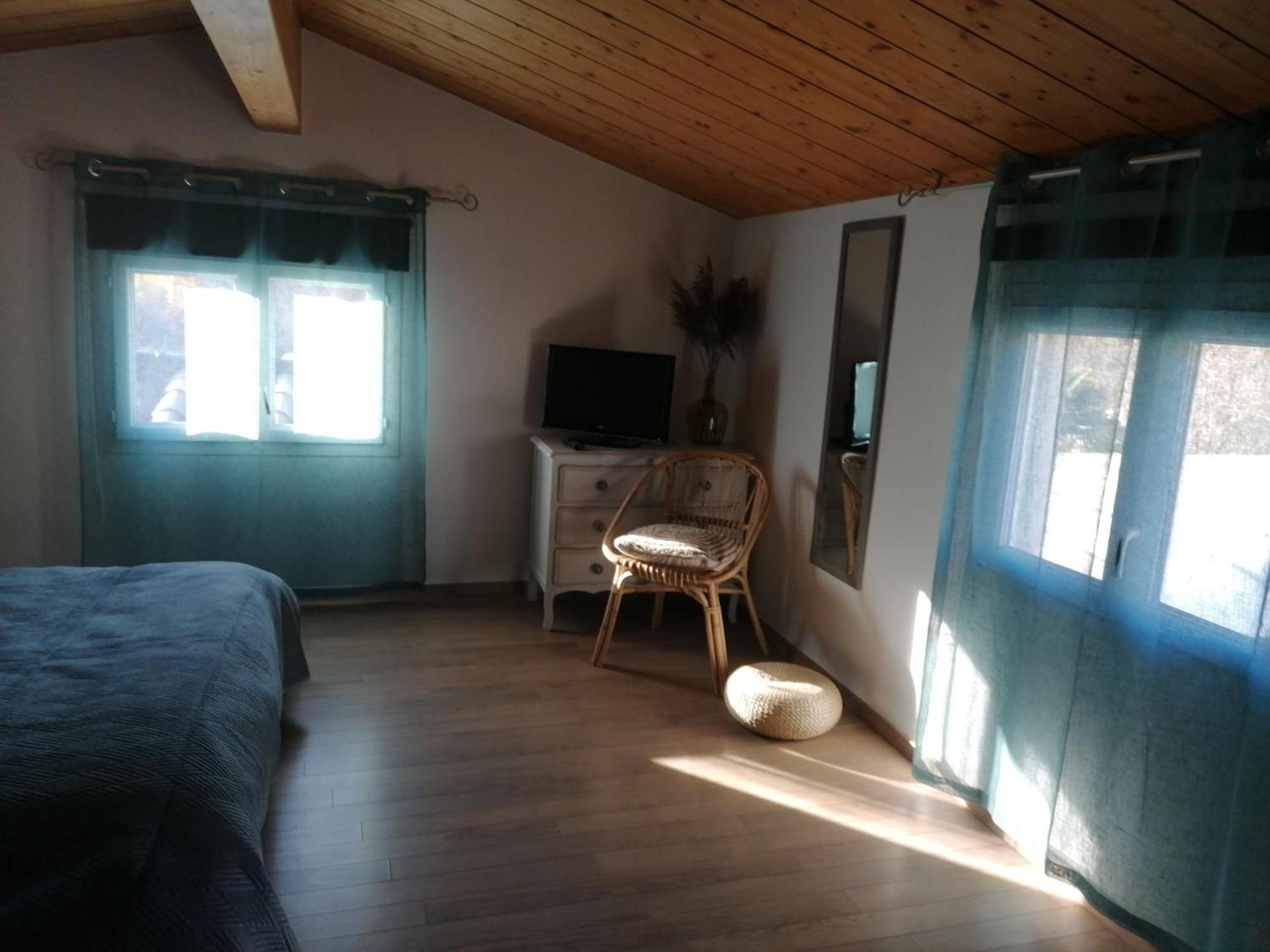 Chambre Familiale "Le Pecher" Saillans  Стая снимка